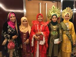 Pakaian tradisional melayu kaya dengan motif bunga, daun dan alam, seperti baju kurung teluk belanga dan baju kurung johor yang menunjukkan keunikan tersendiri. My Dear Diary Pharmagrad Dinner 2018 Hikayat Kesultanan Melayu Melaka