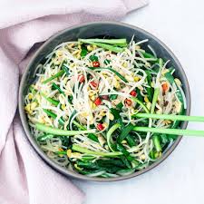Stir-Fried Bean Sprouts and Chives 爆炒豆芽菜韭菜