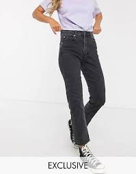 If your mom works or has somewhere she needs to be in the morning, don't move the time backwards and make her late—that will probably get you in trouble! Pull Bear Schlanke Schwarze Mom Stretch Jeans Asos