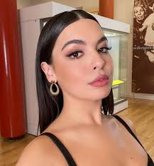 🧡🧡🧡 Angel face @isabella.gomez Gorg hair by @beautyxsophierose Products:  @surratt @hourglasscosmetics @narsissist