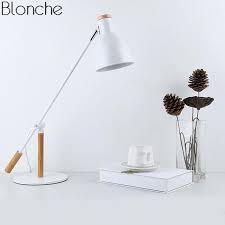 De la plus fonctionnelle à la plus design, les lampes de bureau disponibles sur le site sont incroyablement variées. Lampe De Bureau A Led Ajustable Metal Et Bois Noir Ou Blanc Lumeers