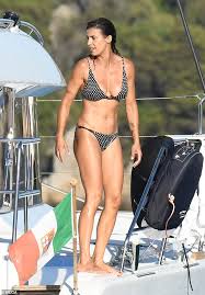 Im september 2015 kam ihre gemeinsame tochter skyler eva zur welt. George Clooneys Ex Elisabetta Canalis 41 Zeigt Ihre Unglaubliche Figur In Polka Dot Bikini Aktuelle Boulevard Nachrichten Und Fotogalerien Zu Stars Sternchen