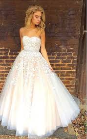 Entdecke rezepte, einrichtungsideen, stilinterpretationen und andere ideen zum ausprobieren. Wunderschones Abendkleid In A Linie Mit Spitzenuberzug Und Abendkleid Mit Diamante Deets Tail Ball Dresses Prom Dresses Ball Gown Wedding Dresses