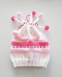 Merhabalar Orgusevenler Sizlere Guzel Bir Haberim Var Bu Cici Sapkani Anlatimli Videosunu Cektim Yakinda Can Orgule Baby Knitting Patterns Orgu Orme Sapkalar