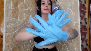 Fetisch medizinischer Gummihandschuhe. Fetisch mit verschwitzten Händen.