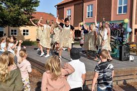 Klass 5 och några 4:or på mjällby skola försökte slå världsrekord. Rorlighet Pa Schemat Pa Mjallby Skola