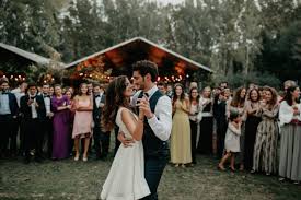 Curso diseñado para principiantes sin experiencia en el baile ¡aprenderás sin ninguna dificultad! Las Mejores Canciones Para El Primer Baile De Novios A Todo Confetti Blog De Bodas Para Novias E Invitadas