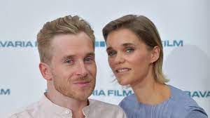 ☔️ sänk ju @timmmarkgraf für den wunderbar funny teaser. Kein Mitleid Sarah Timpe Verteidigt Liebe Zu Samuel Koch Promiflash De