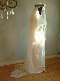 Bilder finden, die zum begriff hochzeitskleid passen. Jugendstil Kimono Brautkleid Aus Bestickter Seide Kostumwerkstatt Gandiva