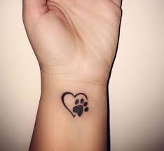 25 Meilleur Patte De Chien Imprimer Tatouages Sur Le Poignet Les Pattes Pawprint Tattoo Dog Print Tattoo Foot Tattoos