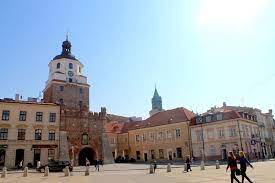Warto również wejść na górę trzech krzyży, z której rozpościera się panorama miasteczka i doliny wisły. Zwiedzanie Starego Miasta W Lublinie