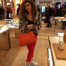 ما هو طول الفنانات العربيات قبل ارتداء الكعوب العالية؟. Ù…ÙŠØ±ÙŠØ§Ù… ÙØ§Ø±Ø³ ØªØªØ³ÙˆÙ‚ Ù„Ù„Ù…ÙŠÙ„Ø§Ø¯ ÙÙŠ Ù„Ù†Ø¯Ù† ÙˆØªØ¸Ù‡Ø± Ù…Ø¹ ØµØ¯ÙŠÙ‚ØªÙ‡Ø§ Ø§Ù„Ù…Ø­Ø¨Ø¨Ø© Ø¨Ø§Ù„ØµÙˆØ±