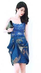 Memilih baju gamis modern dengan model dan warna yang sesuai dengan ukuran tubuh dan warna kulit, di samping model yang unik dan menarik perhatian tentunya akan tampak lebih natural jika dikenakan. 25 Model Baju Batik Kombinasi Untuk Perayaan Natal