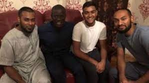 Mereka termasuk sadio mane, xherdan shaqiri, dan mohamed salah (liverpool), paul pogba (manchester united), n'golo kante dan kurt zouma (chelsea), mohamed elneny (arsenal), riyad mahrez dan ilkay guendogan (manchester city). Kante Verpasst Einen Zug Und Landete Mit Abendessen Und Im Haus Von Fifa Fans Spielen Hangen Von Futbol