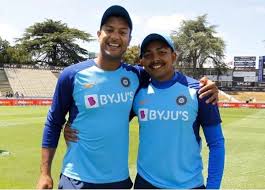 Prithvi shaw is an indian batting sensation and a long term cricketing prodigy. Chahal Gives Odi Caps To Prithvi Shaw Mayank Agarwal In A Funny Manner See The Video Rvcj Media