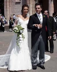 Fue en una de las primeras bodas donde la diseñadora marcó moda bustamante, apoyado en su madre, vestía un chaqué del diseñador jesús vargas, para la firma. Paula Echevarria Y David Bustamante Aniversario