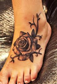 Fleur de lys colorée avec un papillon. Pin On Tattoos