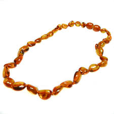 Collier d'ambre pour bébé, attache de sécurité s'ouvrant si bébé tire dessus. Collier D Ambre Bebe Perle Olive Couleur Cognac Bijouxdambre