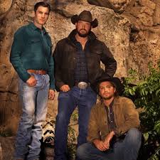 В центре сюжета сериала оказывают члены семьи даттон. Cast Of Yellowstone Lukegrimes Wesbentley And Colehauser Heats Up The Camera For Photographer Robertlynden Shooting Cole Hauser Yellowstone Luke Grimes