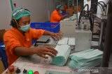 Permintaan produksi masker di salah satu pabrik masker di surabaya meningkat. Pabrik Masker Di Jombang Kekurangan Bahan Baku