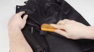 Cara mengencangkan kulit wajah dengan mentimun, yakni sebagai berikut: Cara Merawat Jaket Kulit Dengan Gambar Wikihow