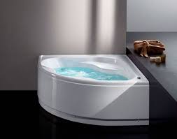 La sua presenza trasforma lo spazio domestico in una piccola spa privata che vede nelle vasche idromassaggio il più alto punto di relax personale. Vasca Astor 140x140 Angolare Bianca Astte140140 Bagno Expert