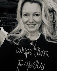 Having a short & sweet work play inspo nyc week. I♥️NY. 🚖🚖🚖 .  #newyorkcity #newyork #bigapple #inspiration #fillyourcup #carpediempapers  #mindycarpenter #artlife #artistsoninstagram #nyc #🍎