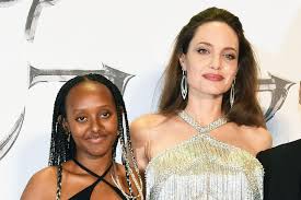 Desde que angelina jolie e brad pitt receberam em casa sua primeira filha, eles não podiam ficar mais orgulhosos! Angelina Jolies Tochter Zahara Ist Jetzt Schmuckdesignerin Gala De
