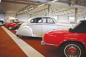 أخبار الخليج | هواة السيارات القديمة بالكويـت يستعـرضـون أيقوناتهم النادرة  فــي مــعـرض سنـوي