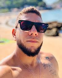 COMENTE 3X e SALVE A FOTO! Dinheiro não traz felicidade, mas ajuda a sofrer  em Paris.