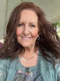 Iris Betts's Instagram, Twitter & Facebook