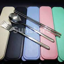 Set perlengkapan alat makan seperti sendok, garpu, dan sumpit yang cocok untuk anda bawa pada saat berpergian seperti pada waktu piknik, kemping, ataupun berpergian kemanapun. Paket Alat Makan Sujeo 4 Pcs Sendok Garpu Sumpit Stainless Korea Dengan Box Travel Set Shopee Indonesia