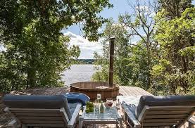 Terrass Med Infalld Vedeldad Badtunna Strax Utanfor Bastuhus Och Springavstand Ner Till Bryggan Garden Styles Garden Inspiration Backyard Shed