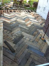 Chevrons De La Terrasse En Palette Europe Pallet Flot Work On Progress Backyard Deck Junk Terrasse Palette Mobilier Jardin Palettes Palette Jardin
