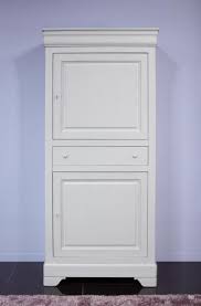 Petit meuble formé d'une ou deux planches inclinées, jointes par le sommet et portées par un ou plusieurs pieds, sur lequel on pose ce qu'il faut pour lire, écrire, dessiner, etc., permettant à un homme debout de pouvoir travailler. Homme Debout Jean Baptiste Realise En Chene Massif De Style Louis Philippe Finition Brosse Gris Perle