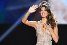 Oui, à en croire un magazine télé qui annonce qu'elle pourrait la miss france 2016, devenue miss univers 2016, aurait en effet été contactée par les producteurs d'une célèbre série américaine qui a fêté ses. Miss Univers 2016 Iris Mittenaere Va Presenter Ninja Warrior