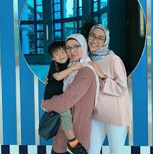 Nama mira filzah kini kencang meniti di bibir peminat seni hiburan. Tak Sangka Ini Wajah Ibu Mira Filzah Pasti Buat Anda Terkejut Habis Iluminasi