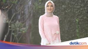 Mau kondangan, yuk tampil lebih cantik dengan inspirasi ootd kondangan hijab casual berikut ini. Foto Inspirasi Baju Lamaran Untuk Hijabers Dari Para Selebgram Cantik