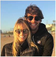 O jogador publicou uma foto no instagram com a noiva para oficializar o pedido. Namorada De Kaka Diz Que Ser Evangelica A Aproximou Do Craque Veja