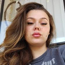 Shaina Holder's Instagram, Twitter & Facebook