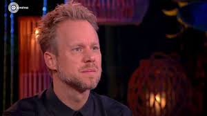 Bestezangers #diggy dex vroeger gaf hij haar les op de popacademie, maar nu zingt hij speciaal voor tabitha 'liever' is afkomstig van diggy dex' nieuwe album 'do it yourself' en doet een amoureuze. Ontroerde Diggy Dex Vraagt Tabitha Te Zingen Op Zijn Bruiloft Show Destentor Nl