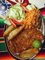1) para hacer las milanesas napolitanas de pollo lo primero que haremos será salpimentar los filetes de pollo, colocar el pan rallado en un recipiente amplio, batir los huevos y precalentar el horno a 180º. Milanesa De Pollo Chicken Milanesa Spicy Breaded Chicken Breast La Pina En La Cocina