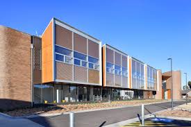 The university of new england (une) is a public university in australia with approximately 22,500 higher education students.its original and main campus is located in the city of armidale in northern central new south wales.une was the first australian university established outside a state capital city. Une Armidale Amicus Construction