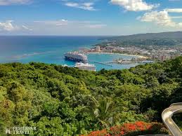 Számtalan történelmi emléke (a legtöbb világörökségi helyszín itt található a világon) a turisták számára közkedvelt úticéllá teszi. Fehervar Travel Svajc Haladoknak 2020