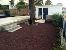 Recouvrez Vos Petits Espace De Pouzzolane Rouge Ainsi Plus Besoin Ni De Tondre Ni De Desherber Paysagiste Entretien Du Jardin Jardins