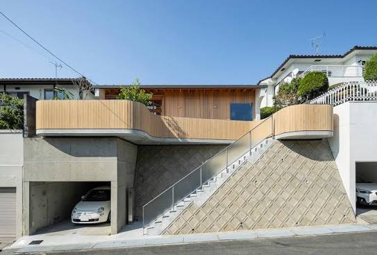 老朽化が進み修繕や造り直しに費用がかかる、擁壁（ようへき）上の古い住宅