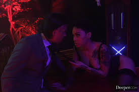 ▷ Honey Gold in Honey Gold and Mick Blue (Photo 6) | Deeper