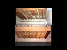Sul salone, le travi in legno al soffitto si integrano con il cartongesso curvo, per un armonico mix di forme e materiali. Soffitti In Legno Youtube