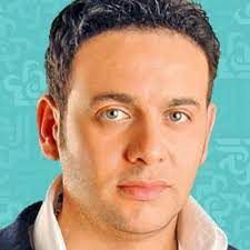 مطرب وملحن وممثل مصري، ولد لأب يعمل مهندس، تخرج من كلية التجارة قسم إدارة الأعمال، وكان أثناء دراسته بالجامعة يغني خارج المدرجات في. Ù…ØµØ·ÙÙ‰ Ù‚Ù…Ø± ÙŠØ¹ÙˆØ¯ Ø¨Ø£Ù„Ø¨ÙˆÙ…Ù‡ Ø§Ù„Ø¬Ø¯ÙŠØ¯ Ù…Ø¬Ù„Ø© Ø§Ù„Ø¬Ø±Ø³