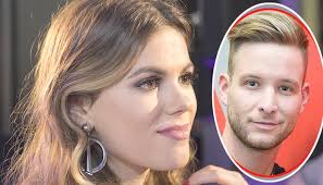 Élő facebookos adásban jelentette be élete egyik legfontosabb közleményét. Forrt Koztunk A Levego Csobot Adel Kimondta Nyiltan Istenes Bence Reagalni Is Alig Birt Blikk Ruzs Celebs Fashion Hoop Earrings